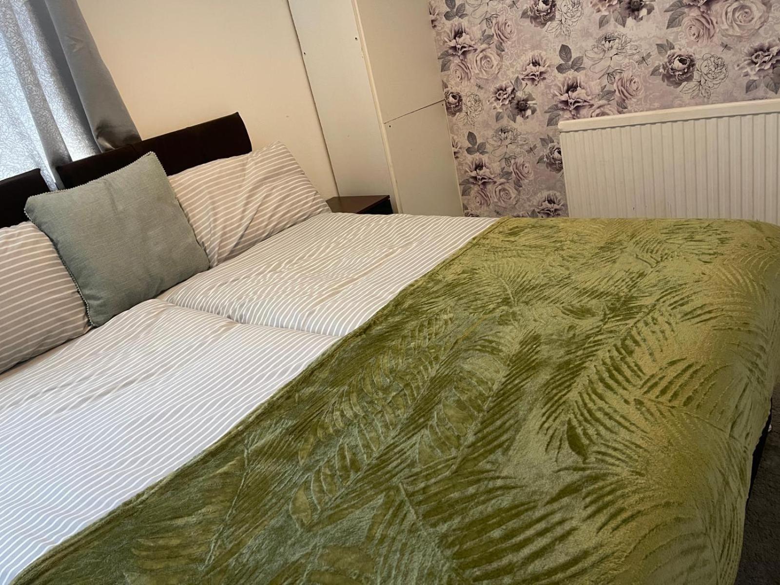 Basildon 3 Bedroom - Free Parking Private Garden Екстериор снимка