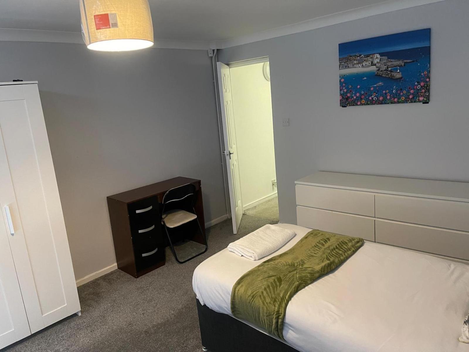 Basildon 3 Bedroom - Free Parking Private Garden Екстериор снимка