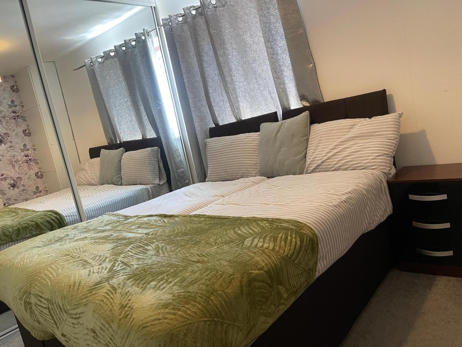 Basildon 3 Bedroom - Free Parking Private Garden Екстериор снимка