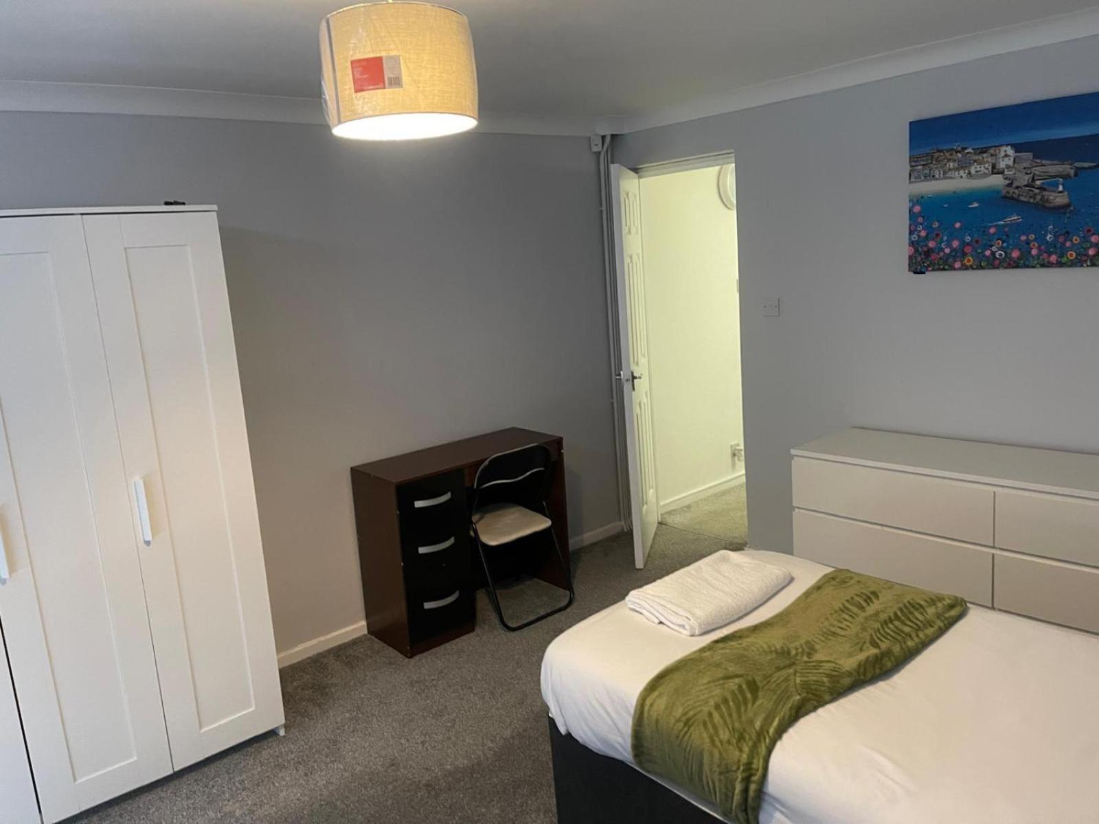 Basildon 3 Bedroom - Free Parking Private Garden Екстериор снимка