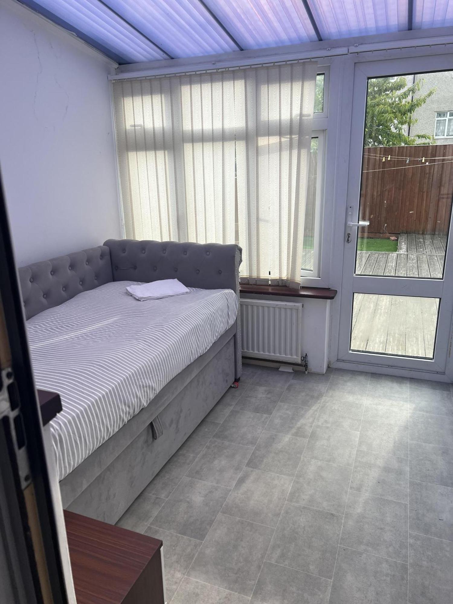 Basildon 3 Bedroom - Free Parking Private Garden Екстериор снимка